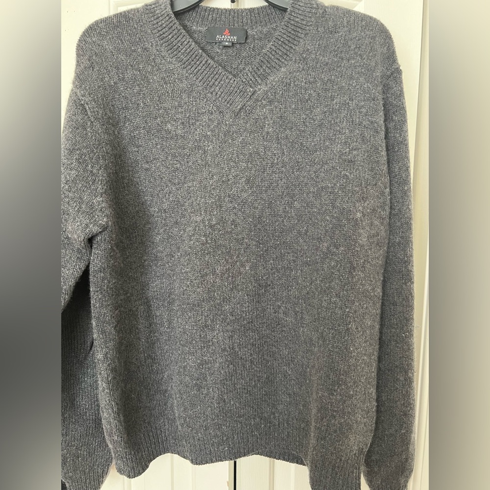 Alashan cashmere sweater for men. Grey color.